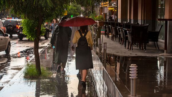Пешеходы под дождем - Sputnik Արմենիա