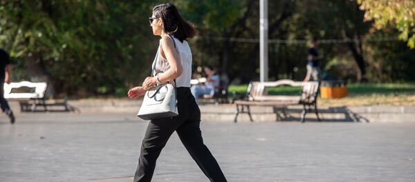 Девушка в парке - Sputnik Արմենիա