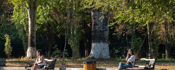 Девушки в парке Девушки в парке - Sputnik Արմենիա