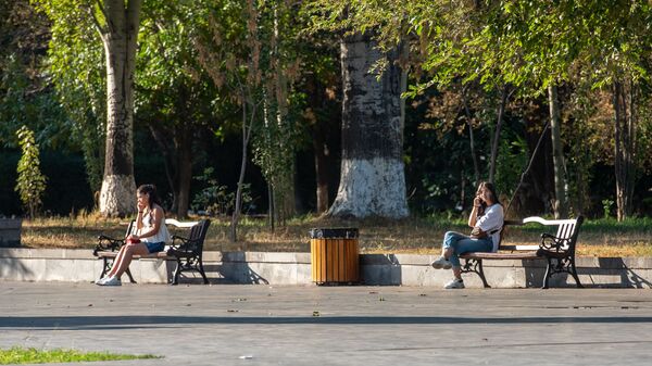 Девушки в парке - Sputnik Армения