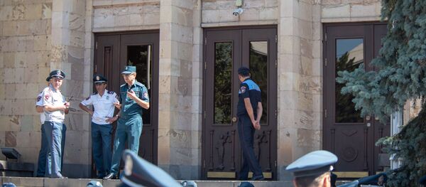 Сотрудники правоохранительных органов у здания Конституционного суда (3 сентября 2019). Еревaн Сотрудники правоохранительных органов у здания Конституционного суда (3 сентября 2019). Еревaн - Sputnik Армения