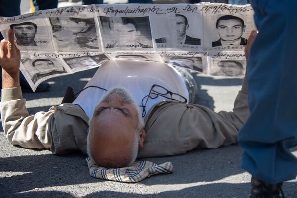 Сторонники Кочаряна проводят акцию протеста у Конституционного суда в Ереване Сторонники Кочаряна проводят акцию протеста у Конституционного суда в Ереване - Sputnik Армения