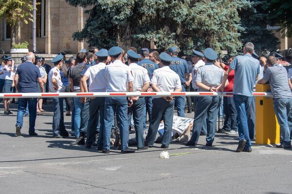 Сторонники Кочаряна проводят акцию протеста у Конституционного суда в Ереване Сторонники Кочаряна проводят акцию протеста у Конституционного суда в Ереване - Sputnik Армения