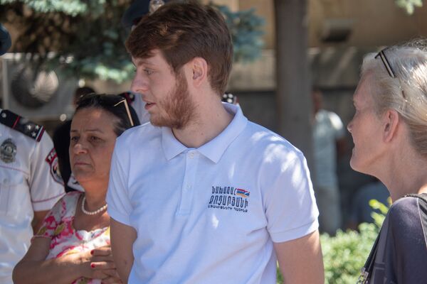 Сторонники Кочаряна проводят акцию протеста у Конституционного суда в Ереване Сторонники Кочаряна проводят акцию протеста у Конституционного суда в Ереване - Sputnik Армения