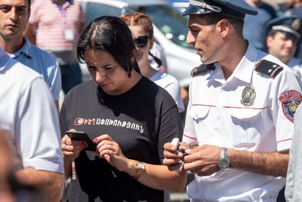 Сторонники Кочаряна проводят акцию протеста у Конституционного суда в Ереване Сторонники Кочаряна проводят акцию протеста у Конституционного суда в Ереване - Sputnik Армения