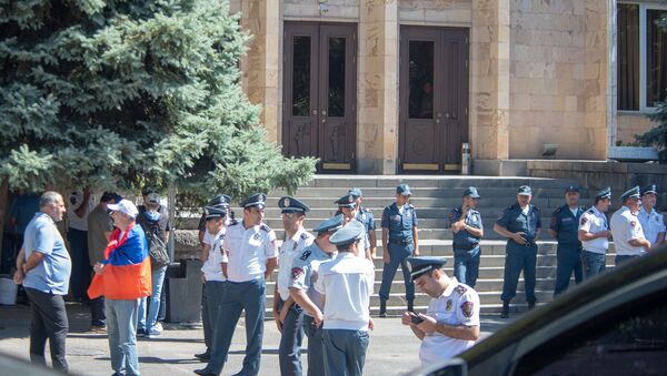 Противники Роберта Кочаряна у здания Конституционного суда (3 сентября 2019). Еревaн - Sputnik Армения