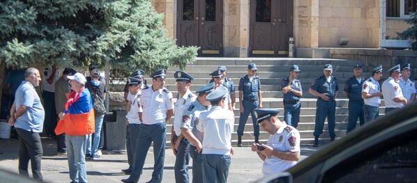 Противники Роберта Кочаряна у здания Конституционного суда (3 сентября 2019). Еревaн - Sputnik Армения