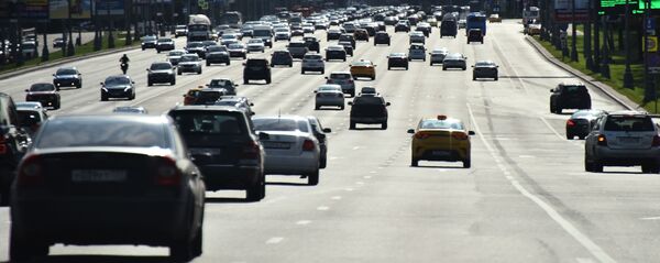 Движение транспорта на Кутузовском проспекте в Москве.  - Sputnik Армения