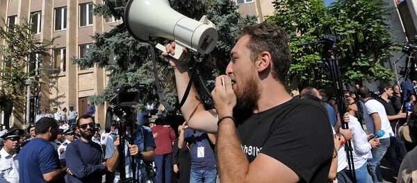 Сторонники Роберта Кочаряна у здания Конституционного суда (4 сентября 2019). Еревaн Сторонники Роберта Кочаряна у здания Конституционного суда (4 сентября 2019). Еревaн - Sputnik Արմենիա