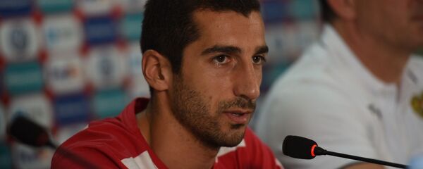 Генрих Мхитарян на пресс-конференции сборной Армении по футболу - Sputnik Армения