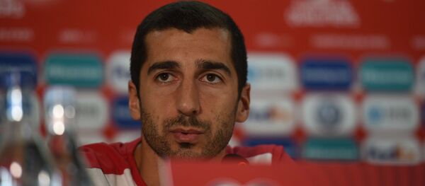 Генрих Мхитарян на пресс-конференции сборной Армении по футболу - Sputnik Արմենիա