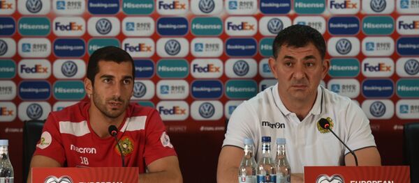 Позулащитник сборной Армении по футболу Генрих Мхитарян и главный тренер ‎Армен Гюльбудагянц на пресс-конференции (4 сентября 2019). Еревaн - Sputnik Армения