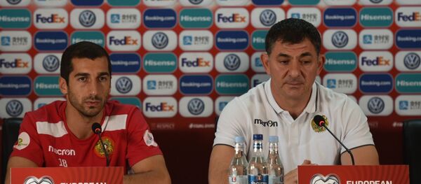 Позулащитник сборной Армении по футболу Генрих Мхитарян и главный тренер ‎Армен Гюльбудагянц на пресс-конференции (4 сентября 2019). Еревaн - Sputnik Արմենիա