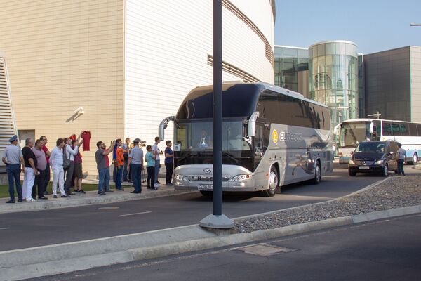Таких тиффози в Ереване не ждал никто: кто встречал сборную Италии в аэропорту - Sputnik Армения