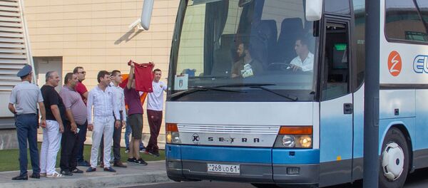 Болельщики встречают сборную Италии по футболу в аэропорту Звартноц (4 сентября 2019). Еревaн - Sputnik Армения