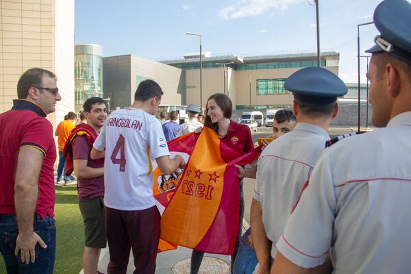 Таких тиффози в Ереване не ждал никто: кто встречал сборную Италии в аэропорту - Sputnik Армения