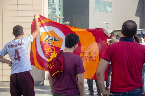 Таких тиффози в Ереване не ждал никто: кто встречал сборную Италии в аэропорту - Sputnik Армения