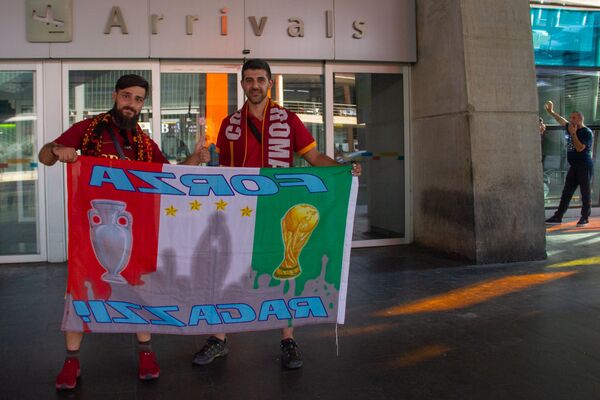 Таких тиффози в Ереване не ждал никто: кто встречал сборную Италии в аэропорту - Sputnik Армения