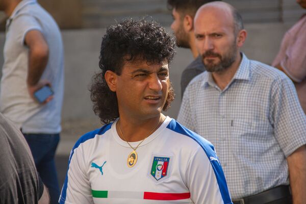 Таких тиффози в Ереване не ждал никто: кто встречал сборную Италии в аэропорту - Sputnik Армения