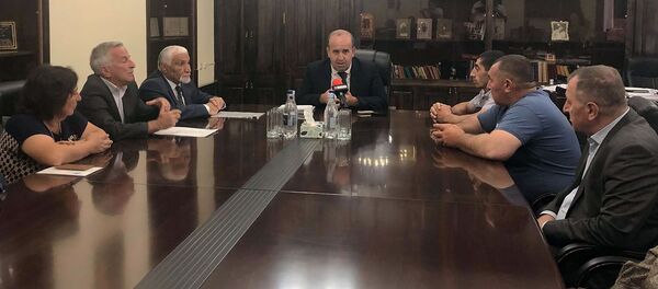 Губернатор Ширака Тигран Петросян вручил сертификаты на приобретение жилплощади 15 семья области (5 сентября 2019). Гюмри - Sputnik Արմենիա