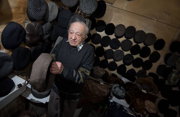 Мастер Жирайр, в основном, шьет головные уборы для мужчин Мастер Жирайр, в основном, шьет головные уборы для мужчин - Sputnik Արմենիա