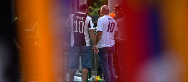 Болельщики сборной Армении по футболу в футболках итальянских футболистов перед началом матча против сборной Италии Болельщики сборной Армении по футболу в футболках итальянских футболистов перед началом матча против сборной Италии - Sputnik Արմենիա