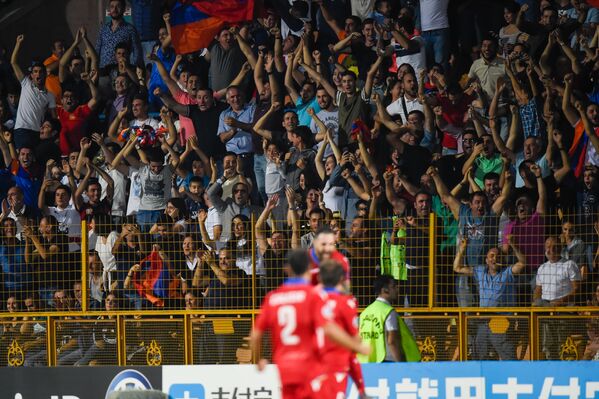 Болельщики сборной Армении по футболу радуются забитому голу в ворота сборной Италии - Sputnik Армения