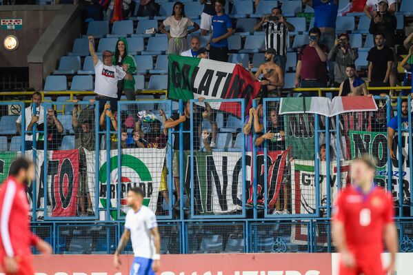 Իտալիայի հավաքականի երկրպագուները ոգևորում են իրենց հավաքականի ֆուտբոլիստներին - Sputnik Արմենիա
