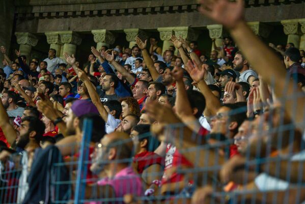 Болельщики сборной Армении по футболу реагируют на решение судьи - Sputnik Армения