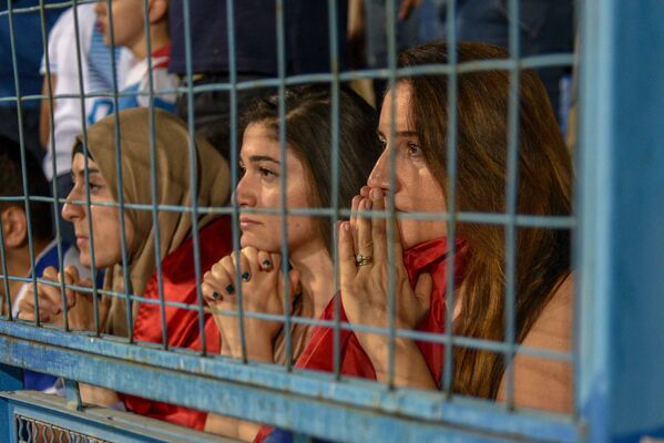 Болельщицы сборной Армении по футболу наблюдают за штрафным ударом итальянского полузащитника Лоренцо Пеллегрини - Sputnik Армения