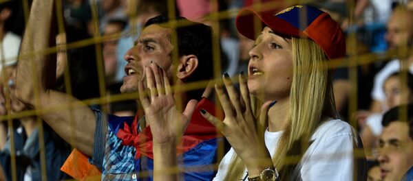 Болельщики сборной Армении по футболу наблюдают за очередной атакой сборной Италии - Sputnik Армения