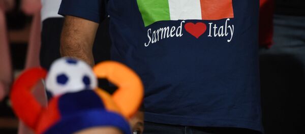 Футбольные болельщики перед началом матча УЕФА 2020 между сборными Армении и Италии - Sputnik Армения