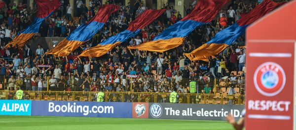 Болельщики сборной Армении по футболу перед началом матча против сборной Италии Болельщики сборной Армении по футболу перед началом матча против сборной Италии - Sputnik Армения