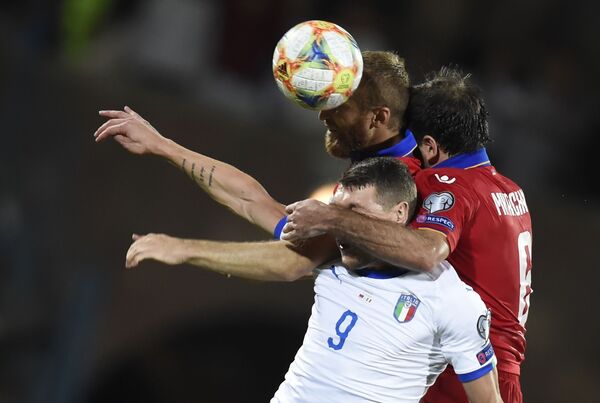 Борьба за мяч в отборочном матче чемпионата Европы по футболу 2020 между сборными командами Армении и Италии - Sputnik Армения