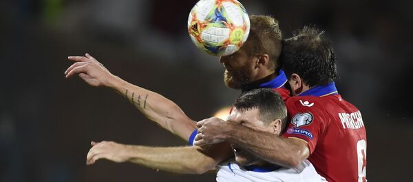 Борьба за мяч в отборочном матче чемпионата Европы по футболу 2020 между сборными командами Армении и Италии - Sputnik Արմենիա