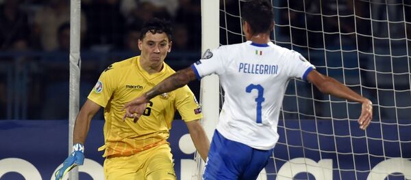 Вратарь сборной Армении Арам Айрапетян и полузащитник сборной Италии Лоренцо Пеллегрини в отборочном матче чемпионата Европы по футболу 2020 Вратарь сборной Армении Арам Айрапетян и полузащитник сборной Италии Лоренцо Пеллегрини в отборочном матче чемпионата Европы по футболу 2020 - Sputnik Армения