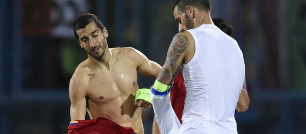 Капитаны сборных Армении и Италии Генрих Мхитарян и Леонардо Бонуччи обмениваются майками после окончания матча - Sputnik Արմենիա