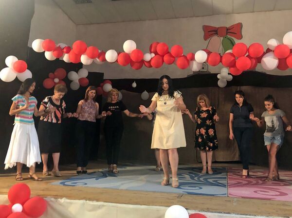 «Տընգլ-մընգլ», «Բոբիկ ջուր մի էրա». գյումրեցի ուսուցիչները երգչախումբ են հիմնել. տեսանյութ - Sputnik Արմենիա