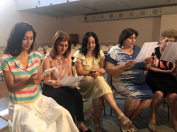 «Տընգլ-մընգլ», «Բոբիկ ջուր մի էրա». գյումրեցի ուսուցիչները երգչախումբ են հիմնել. տեսանյութ - Sputnik Արմենիա