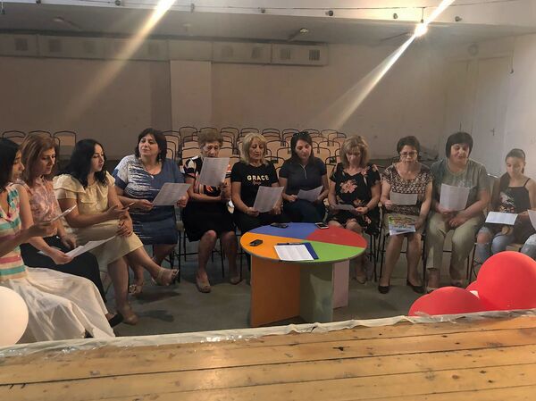 «Տընգլ-մընգլ», «Բոբիկ ջուր մի էրա». գյումրեցի ուսուցիչները երգչախումբ են հիմնել. տեսանյութ - Sputnik Արմենիա