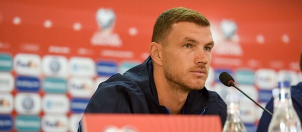 Капитан сборной Боснии и Герцеговины по футболу Эдин Джеко предматчевой пресс-конференции Капитан сборной Боснии и Герцеговины по футболу Эдин Джеко предматчевой пресс-конференции - Sputnik Армения