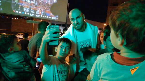 «Ես էլ եմ ձեր նման փողոցում խաղացել». Յուրա Մովսիսյանն այցելել է Երևանի բակերից մեկը․ տեսանյութ - Sputnik Արմենիա