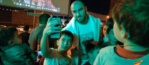 Յուրա Մովսիսյանը Երևանի բակերից մեկում ինքնագրեր է բաժանել և խորհուրդ տվել երեխաներին - Sputnik Արմենիա