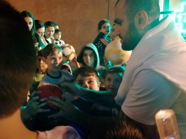 Когда-то я тоже играл во дворе, как вы: Юра Мовсисян раскрыл юным фанатам секрет успеха - Sputnik Армения