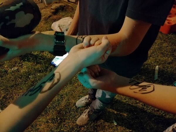 Когда-то я тоже играл во дворе, как вы: Юра Мовсисян раскрыл юным фанатам секрет успеха - Sputnik Армения