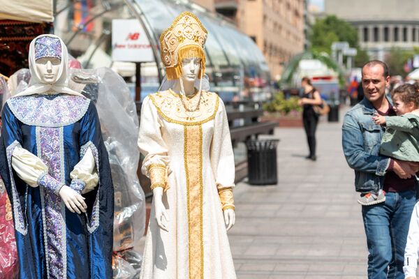 Նուռն ու դուդուկը մատրյոշկաների և կոկոշնիկների հետ. ինչպես տոնեցին Մոսկվայի օրը Երևանում Նուռն ու դուդուկը մատրյոշկաների և կոկոշնիկների հետ. ինչպես տոնեցին Մոսկվայի օրը Երևանում - Sputnik Արմենիա