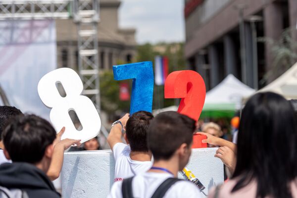 Նուռն ու դուդուկը մատրյոշկաների և կոկոշնիկների հետ. ինչպես տոնեցին Մոսկվայի օրը Երևանում Նուռն ու դուդուկը մատրյոշկաների և կոկոշնիկների հետ. ինչպես տոնեցին Մոսկվայի օրը Երևանում - Sputnik Արմենիա