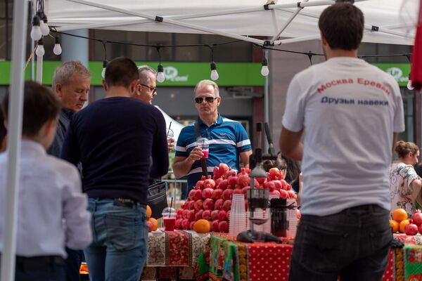 Նուռն ու դուդուկը մատրյոշկաների և կոկոշնիկների հետ. ինչպես տոնեցին Մոսկվայի օրը Երևանում Նուռն ու դուդուկը մատրյոշկաների և կոկոշնիկների հետ. ինչպես տոնեցին Մոսկվայի օրը Երևանում - Sputnik Արմենիա