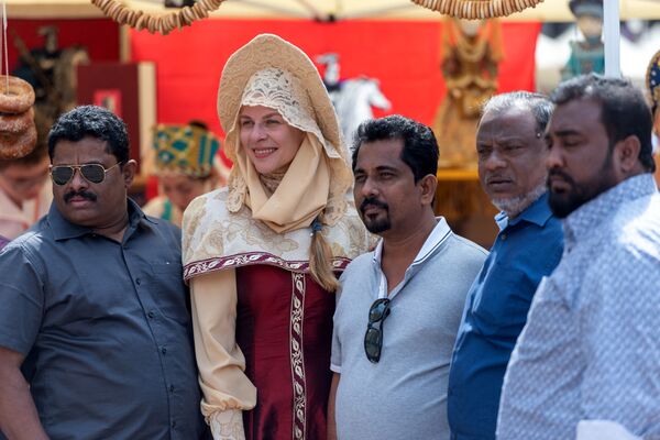 Նուռն ու դուդուկը մատրյոշկաների և կոկոշնիկների հետ. ինչպես տոնեցին Մոսկվայի օրը Երևանում Նուռն ու դուդուկը մատրյոշկաների և կոկոշնիկների հետ. ինչպես տոնեցին Մոսկվայի օրը Երևանում - Sputnik Արմենիա