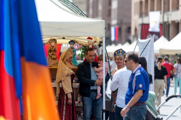 Гранаты и дудуки с матрешками и кокошниками: в Ереване отпраздновали День Москвы - Sputnik Армения